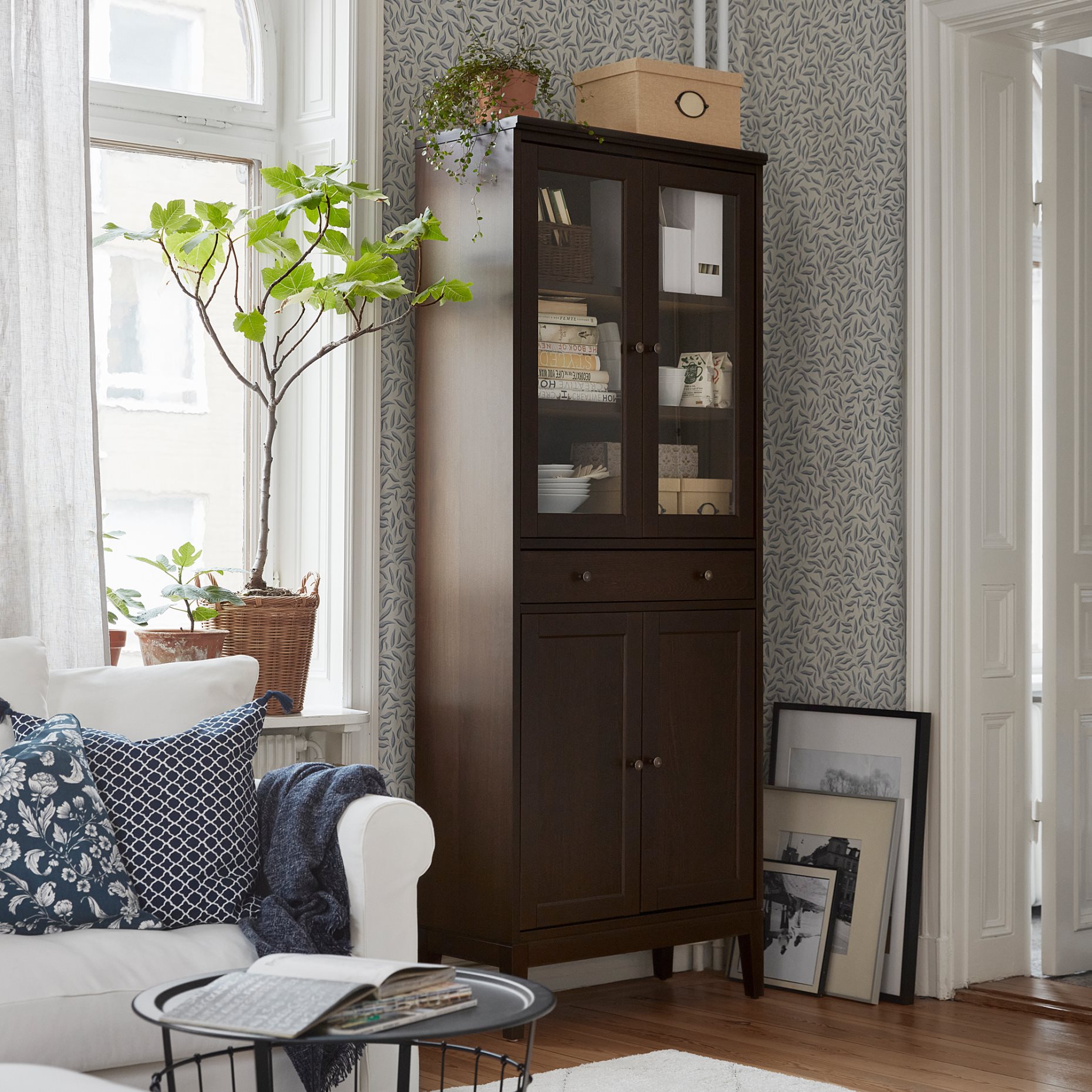 IDANÄS, висок шкаф със сткл. врати и 1 чекмедже, 704.878.37