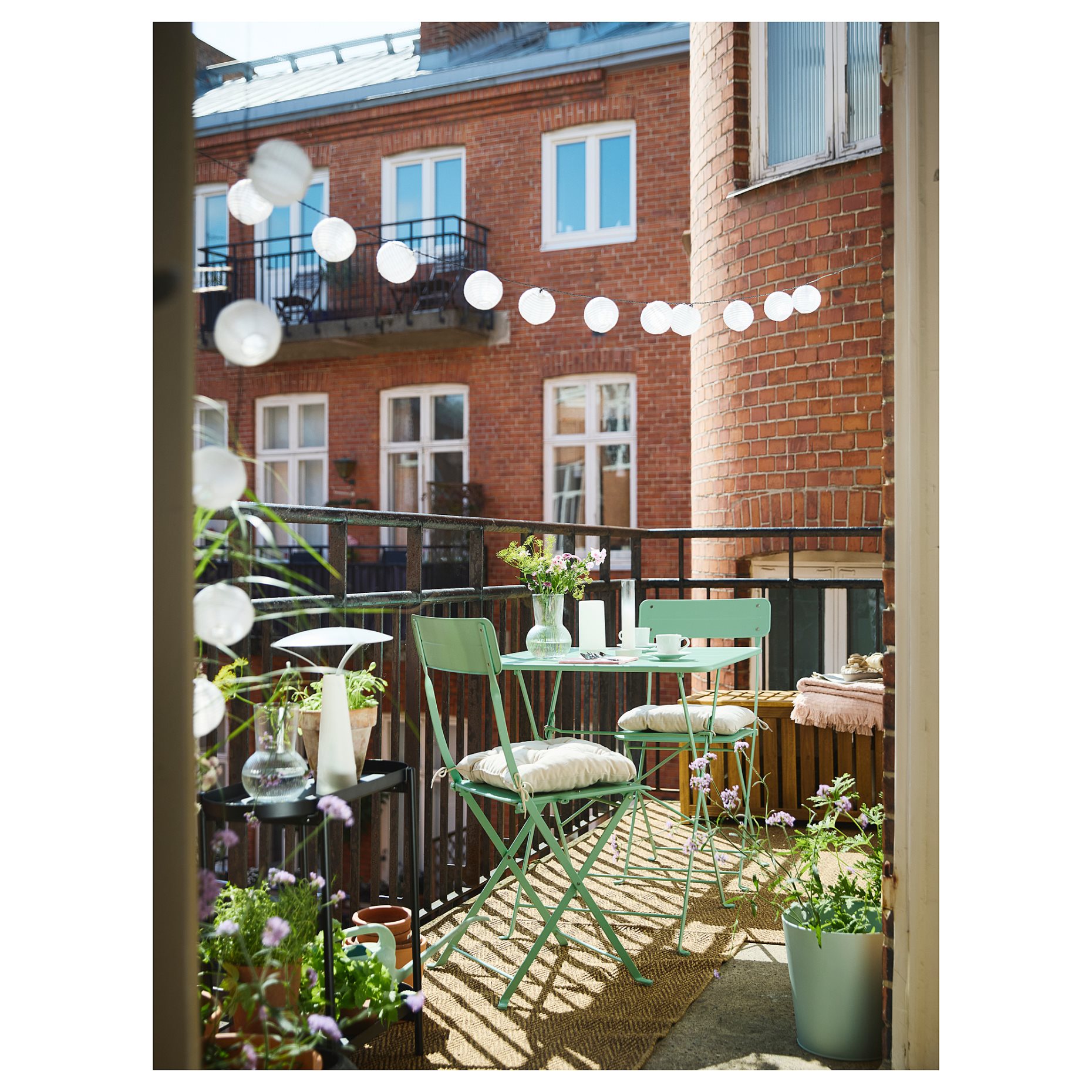 SUNDSÖ, маса с 2 сгъваеми стола, 895.730.24