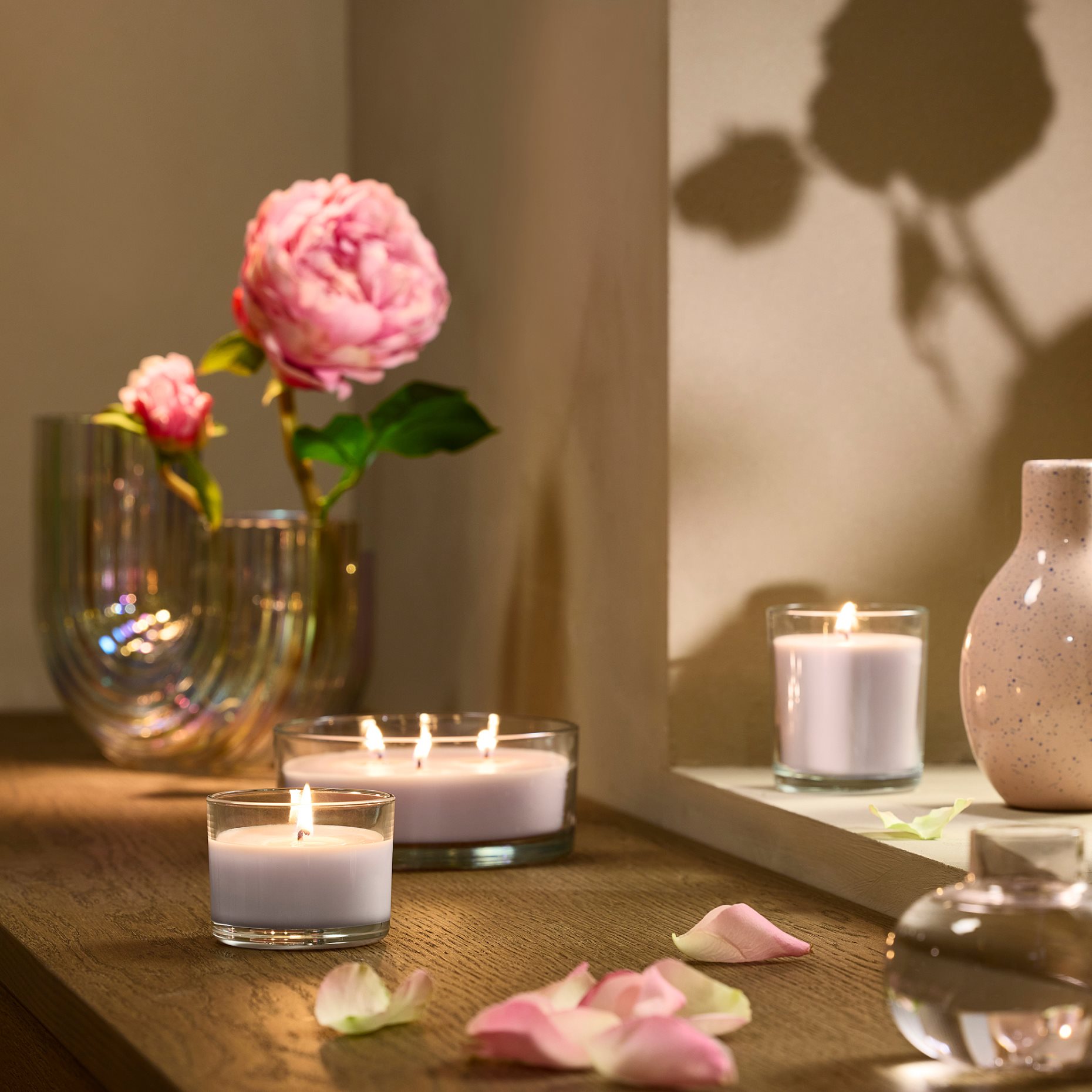 LOTSFÅGEL, ароматна свещ в стъклена чашка, Розови цветя, 20 ч., 006.084.56