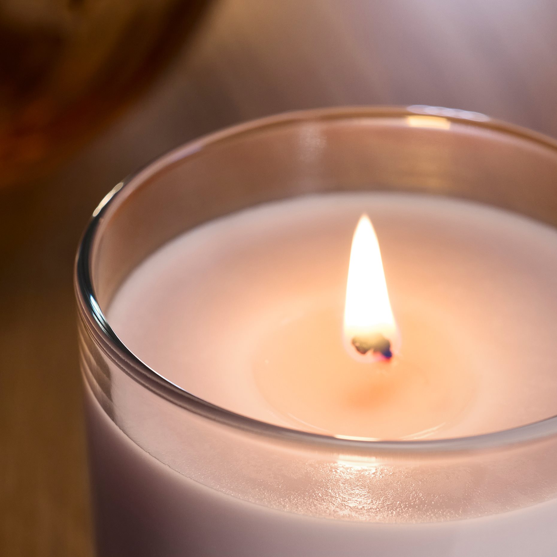 LOTSFÅGEL, ароматна свещ в стъклена чашка, Розови цветя, 20 ч., 006.084.56