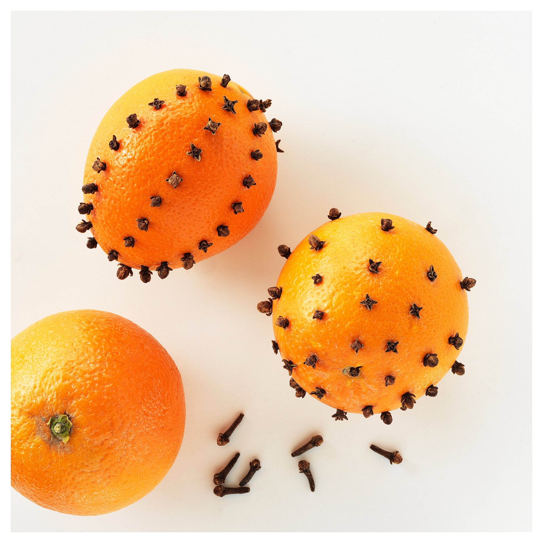 VINTERFINT, ароматна свещ в чаша с капак, портокал и карамфил, 505.999.49