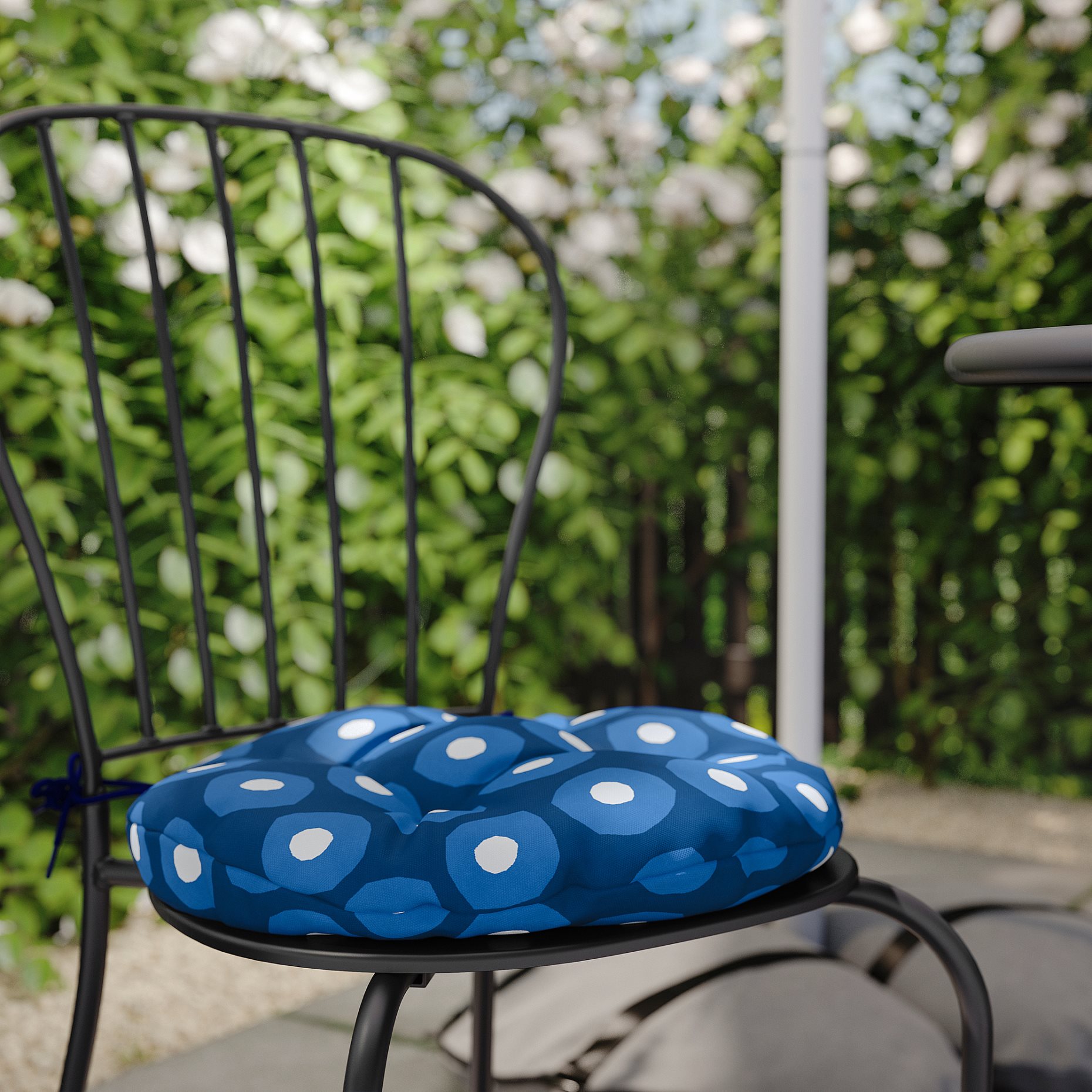 LÄCKÖ, маса + 2 стола за употреба на открито, 795.762.02