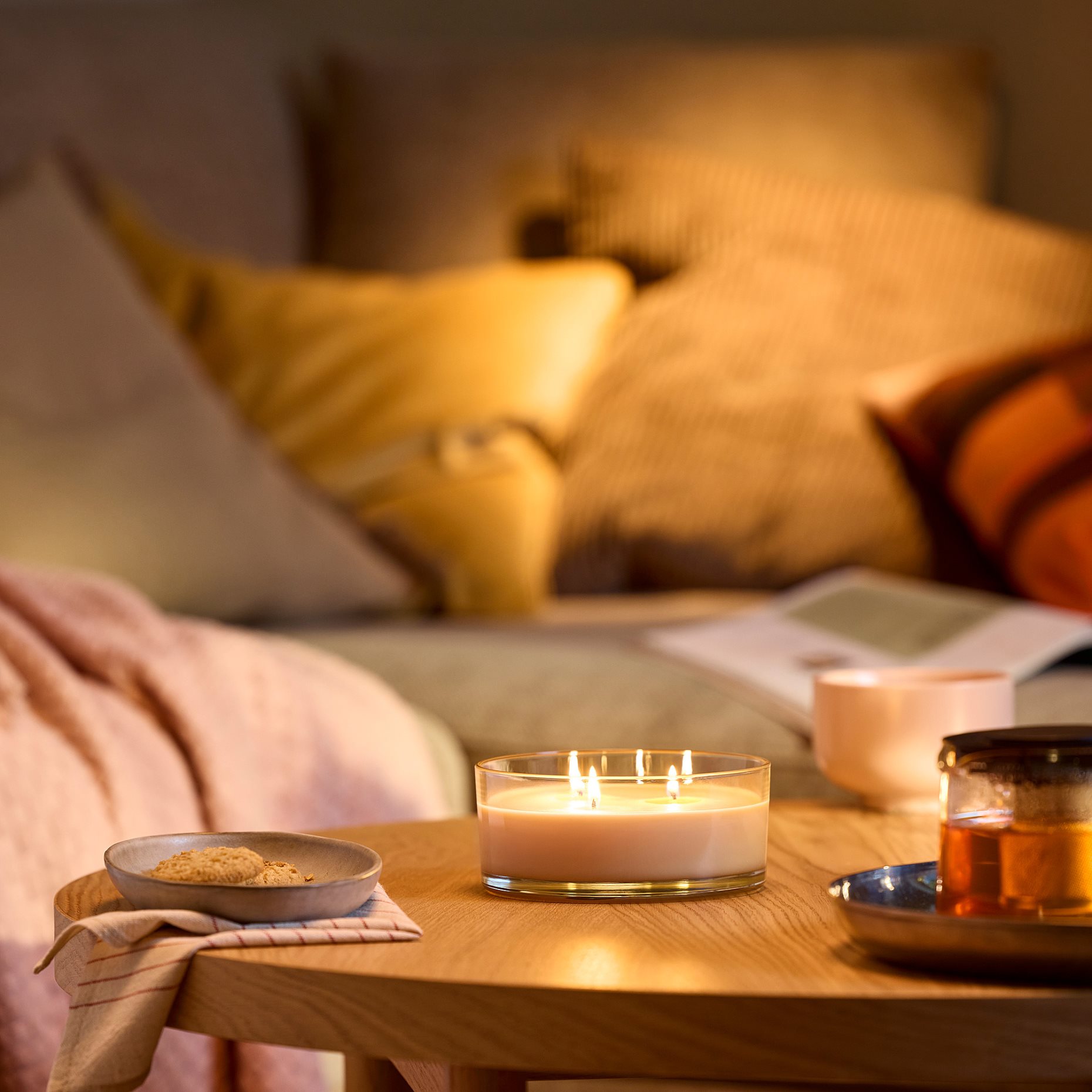 LOTSFÅGEL, ароматна свещ в чашка, 3 фитила, Праскова, 25 ч., 806.080.42