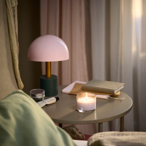 LOTSFÅGEL, ароматна свещ в стъклена чашка, Розови цветя, 20 ч., 006.084.56