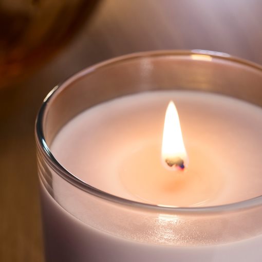 LOTSFÅGEL, ароматна свещ в стъклена чашка, Розови цветя, 20 ч., 006.084.56