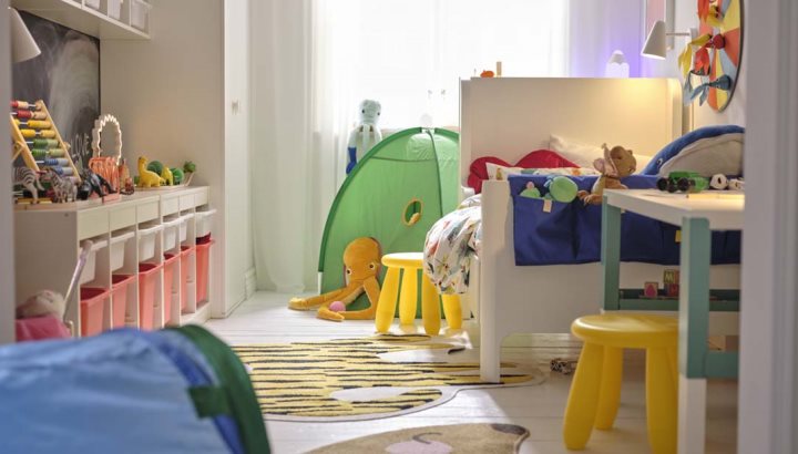 Малка детска стая, която оползотворява пространството и цветовете