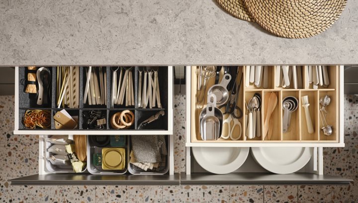 Как да организираме кухненските шкафове и чекмеджета 