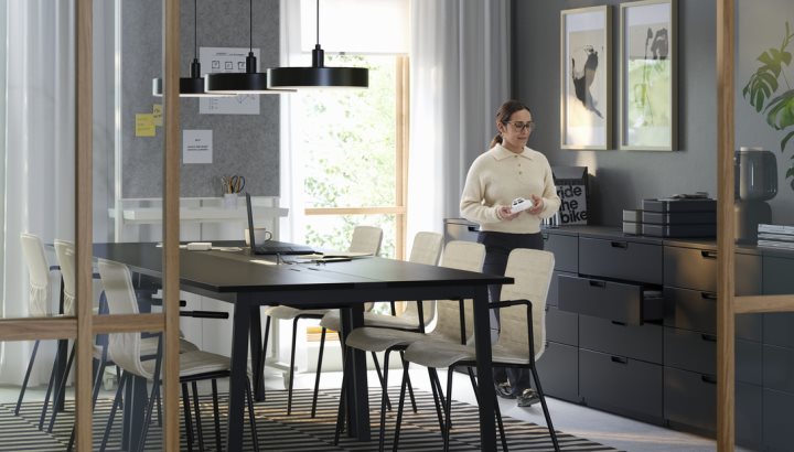 Съвременен офис с топла и елегантна атмосфера