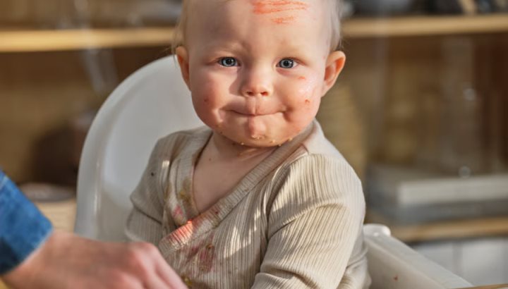 От първата лъжичка до голямото похапване – основното при захранване на бебето