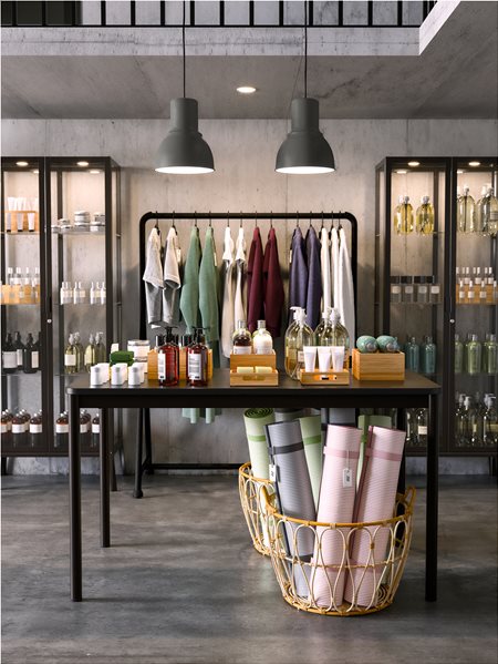 За магазина