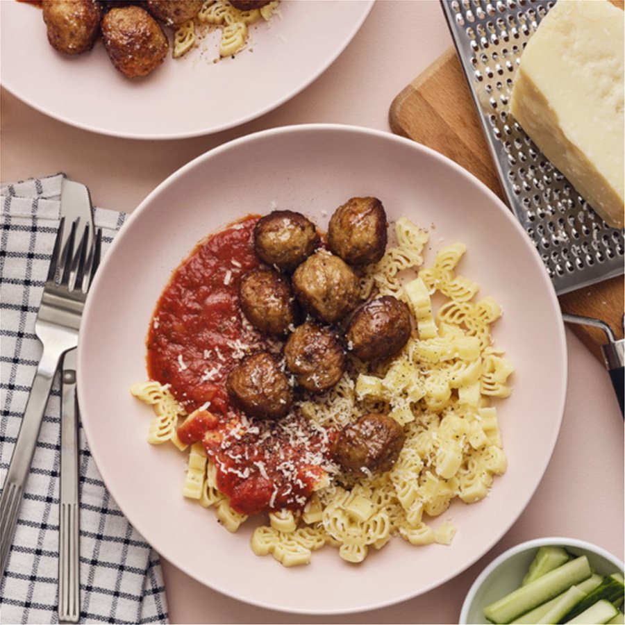Паста с кюфтенца и доматен сос