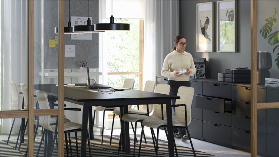 Съвременен офис с топла и елегантна атмосфера